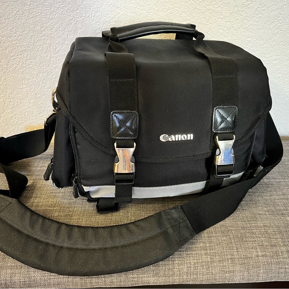 A/ Canon 200DG Deluxe Camera Bag